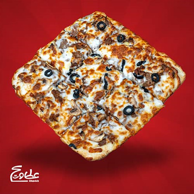 خمیر پیتزا 31*31 پنجره ای ، دونر استیک گوشت ، قارچ ، پنیر موزارلا ، سس آلفردو و زیتون سیاه پیتزا دونر استیک پنجره ای بزرگ